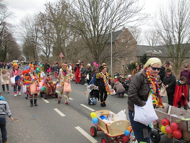 Karnevalszug 2016 - Bilder an der Kommandeursburg