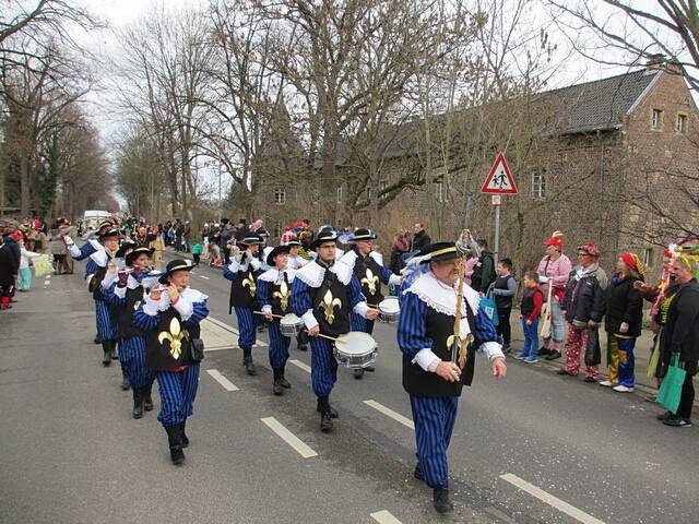 Karnevalszug 2016 - Bilder an der Kommandeursburg