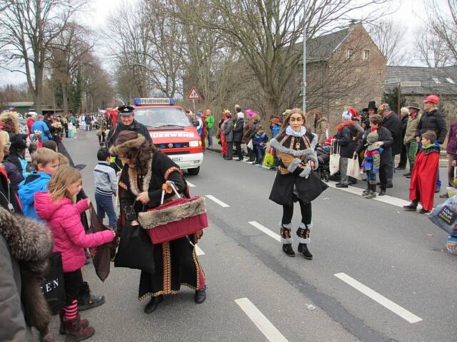 Karnevalszug 2016 - Bilder an der Kommandeursburg