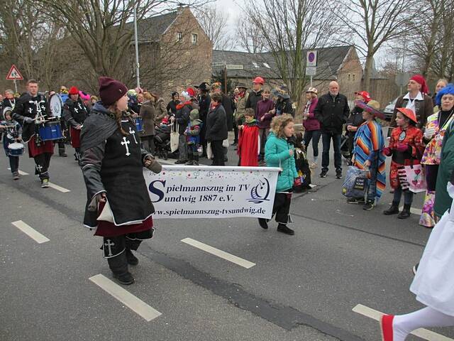 Karnevalszug 2016 - Bilder an der Kommandeursburg