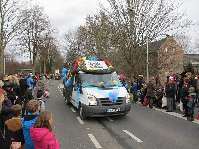 Karnevalszug 2016 - Bilder an der Kommandeursburg