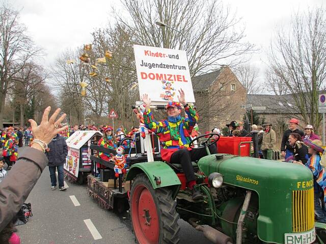 Karnevalszug 2016 - Bilder an der Kommandeursburg