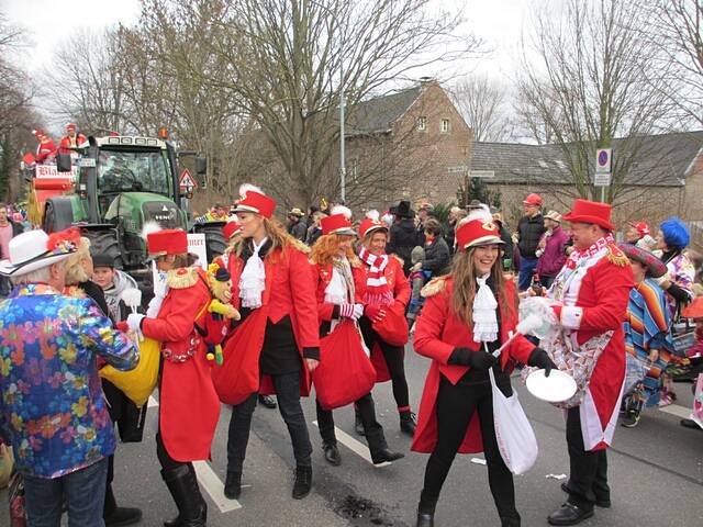 Karnevalszug 2016 - Bilder an der Kommandeursburg