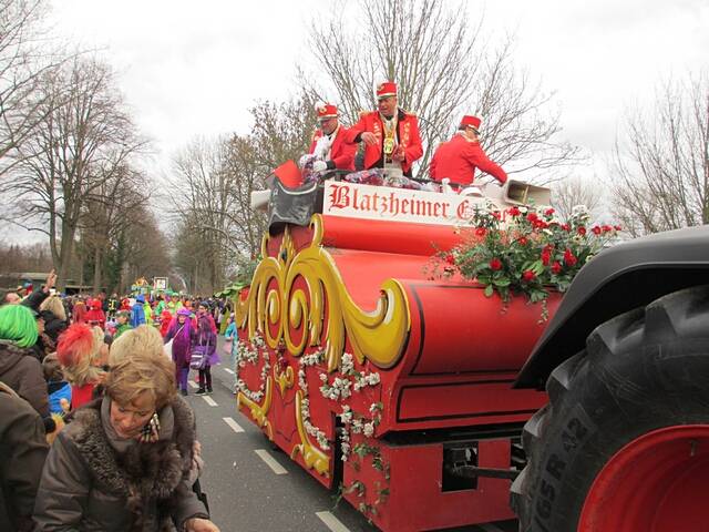 Karnevalszug 2016 - Bilder an der Kommandeursburg