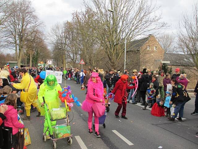 Karnevalszug 2016 - Bilder an der Kommandeursburg