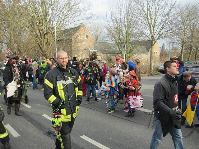 Karnevalszug 2016 - Bilder an der Kommandeursburg