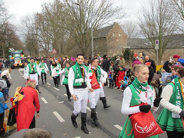 Karnevalszug 2016 - Bilder an der Kommandeursburg