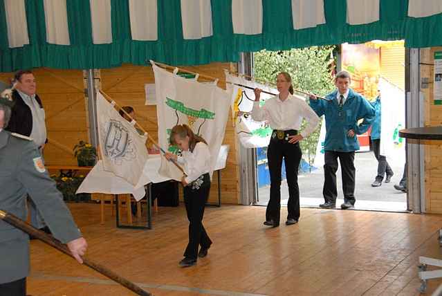 Fahnenschwenken, Krnung Dorfknigin und Ehrungenrnung Dorfknigin