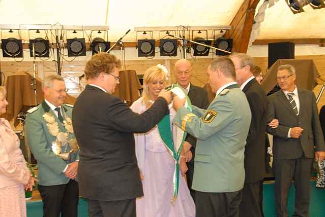 Fahnenschwenken, Krnung Dorfknigin und Ehrungenrnung Dorfknigin