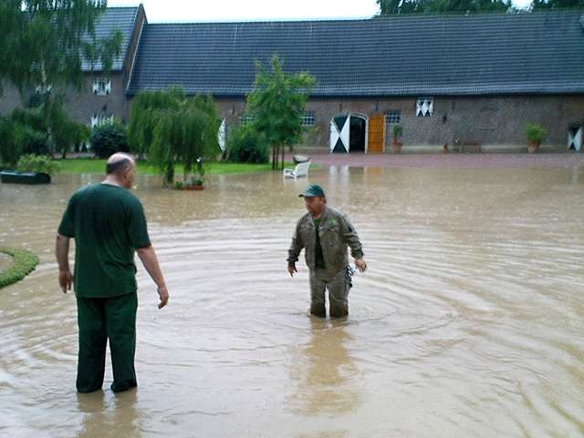 Burghof unter Wasser