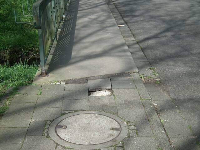 Stolperfalle im Gehweg