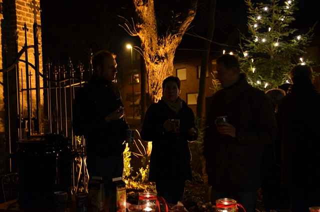 Tannenbaum an der Kapelle