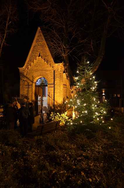 Tannenbaum an der Kapelle