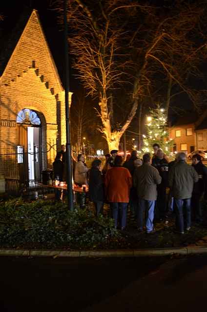 Tannenbaum an der Kapelle