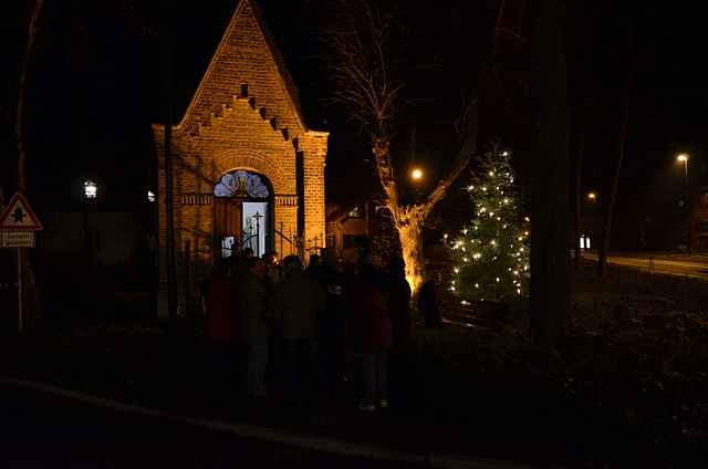 Tannenbaum an der Kapelle