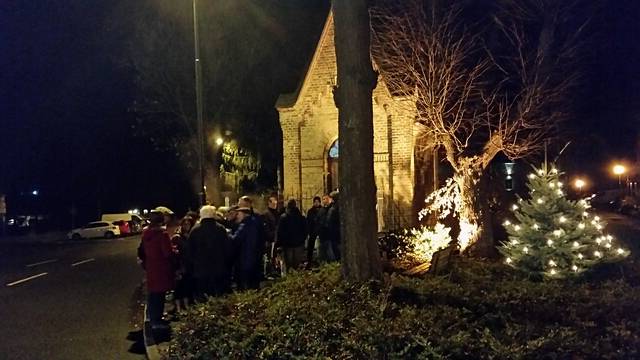 Weihnachtsbaum an der Kapelle