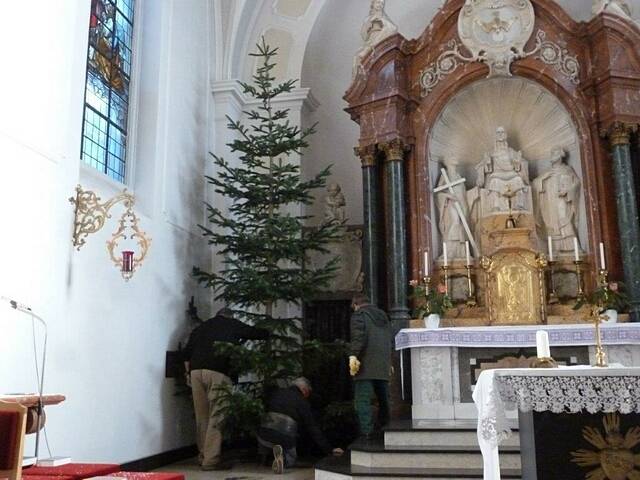 Kirppenbau in der Kirche