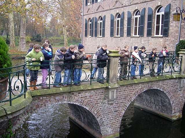 Kinder in der Burg