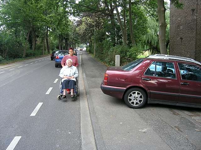 Rollstuhl auf der Strae