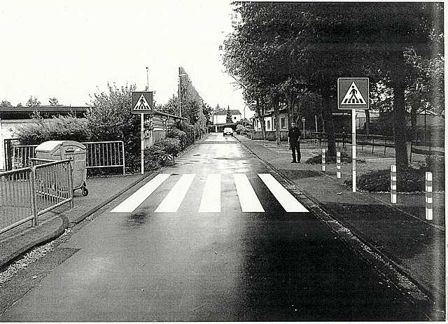 Zebrastreifen an der Schule