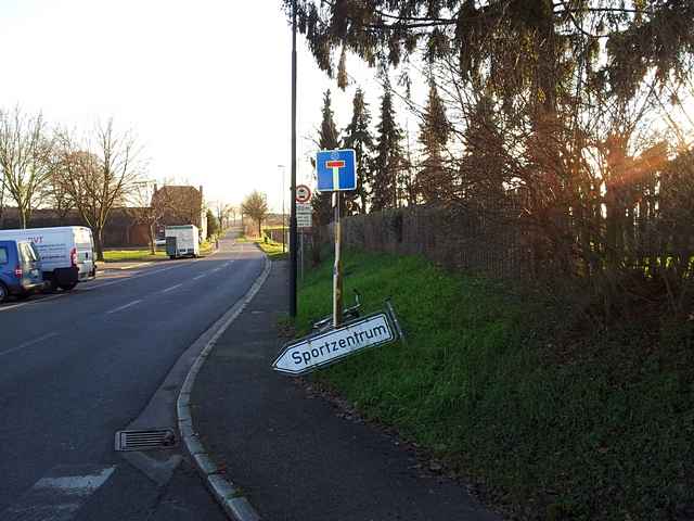 Umgeknicktes Straenschild