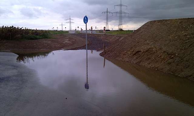 Wasserlache im Wendehammer