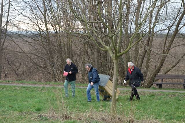 Aufstellen des Wildbienen-Hauses