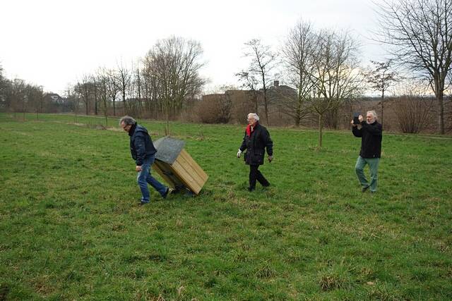 Aufstellen des Wildbienen-Hauses