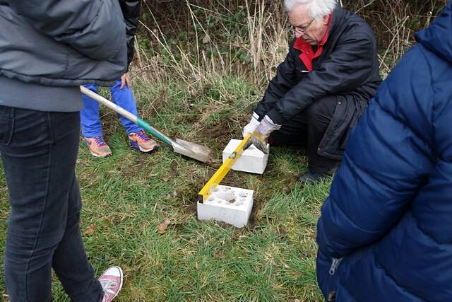 Aufstellen des Wildbienen-Hauses