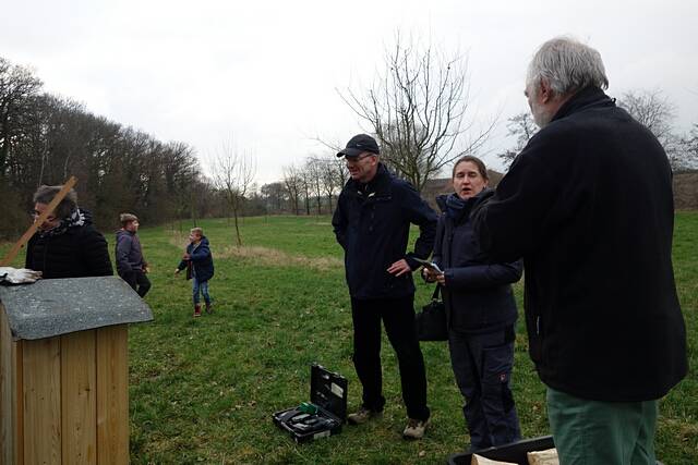 Aufstellen des Wildbienen-Hauses