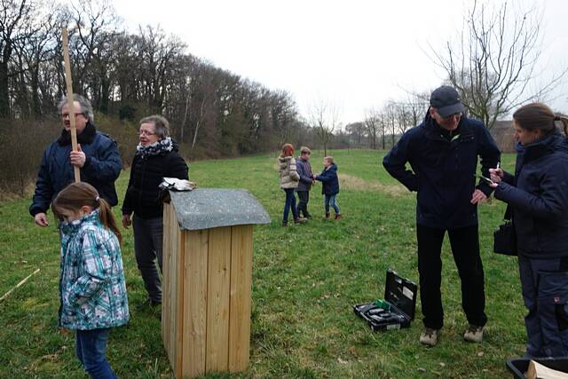 Aufstellen des Wildbienen-Hauses