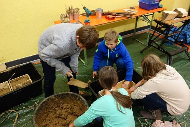 Bau eines Wildbienen-Hauses