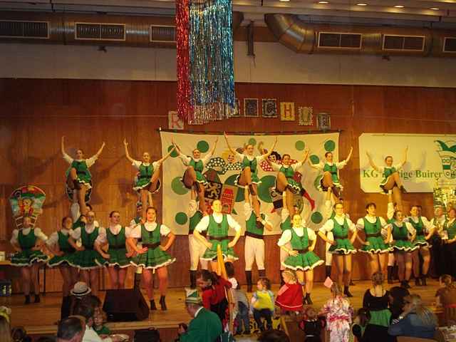 Tanzgruppen in Buir