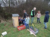 Aufstellen des Wildbienen-Hauses