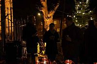 Tannenbaum an der Kapelle