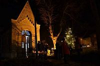 Tannenbaum an der Kapelle