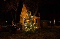 Tannenbaum an der Kapelle