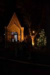 Tannenbaum an der Kapelle