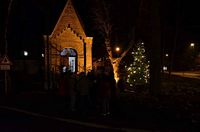 Tannenbaum an der Kapelle