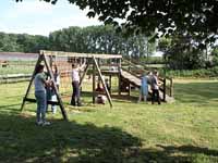 Anstreichaktion auf dem Spielplatz Niederbolheim